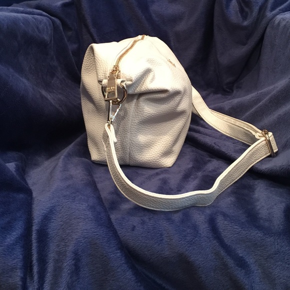 BCBG PARIS WHITE PEBBLE SOFT FAUX LEATHER BAG - Picture 3 of 4