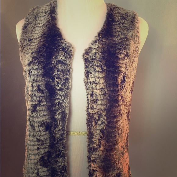 New without tags faux fur vest XS