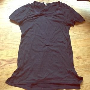 Lululemon black soft tee w stretch detailing