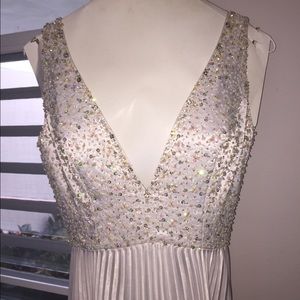 classy and fabulous on this white drees!!