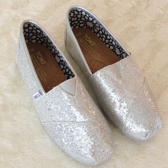 TOMS like new silver glitter size 6.5