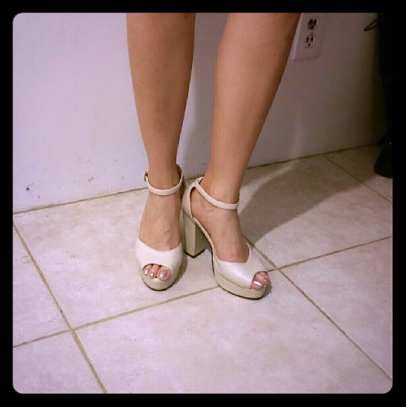 ⭐️Beige platform shoes