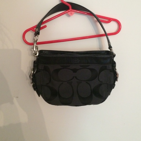 A beautiful coach purse - Picture 1 of 4