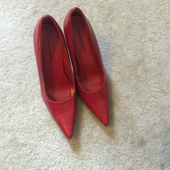 Red pointy pumps