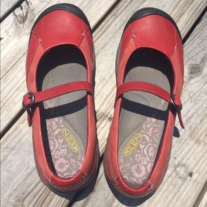 Keen Mary Janes in red