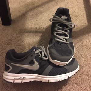 Black Nike tennis shoes