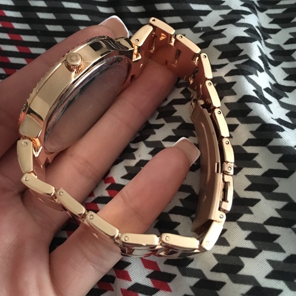 Kenneth Cole reaction - Picture 2 of 3