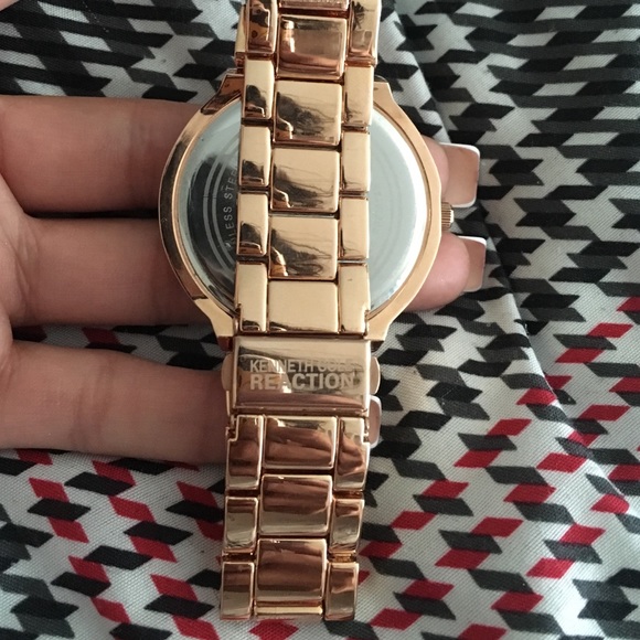 Kenneth Cole reaction - Picture 3 of 3