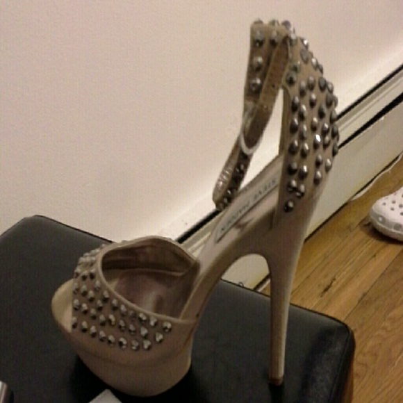 Steve madden nude heels with studs