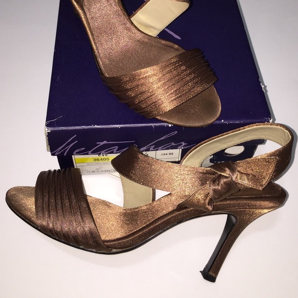Adorable Golden brown dressy sandals - Picture 1 of 3