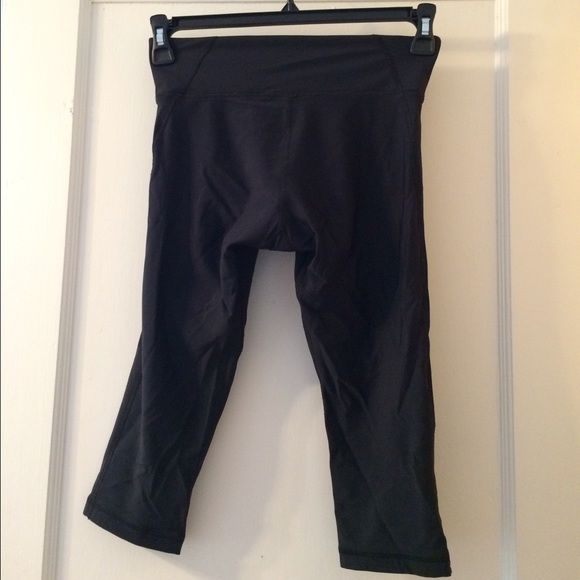 Under Armour Crops - Picture 3 of 4