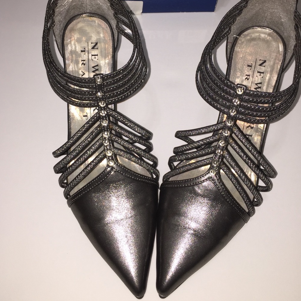 New York Transit Shimmery gray pointy toe heels