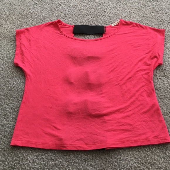 Super cute opens back cropped tee