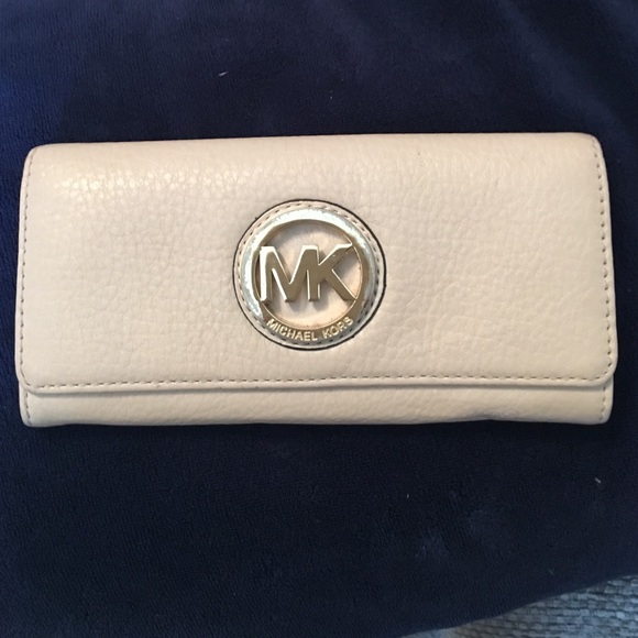 SOLD❌❌❌Michael Kors wallet off-white