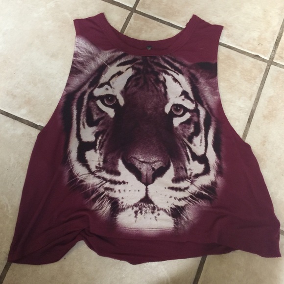 Lion flowing cropped top NWOT