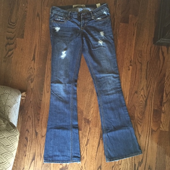 MUST SELL Dark Wash Distressed Hollister Jeans - Picture 1 of 3
