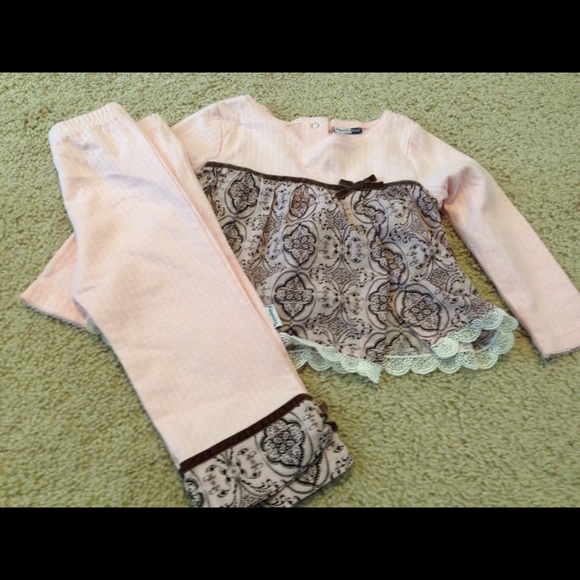 Looks brand new. Top and matching pants. 24 months