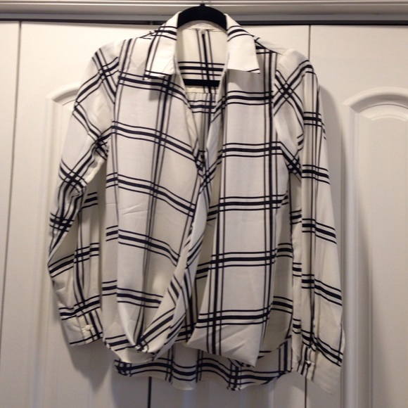 ✅SOLD✅SugarLips Black and cream blouse!