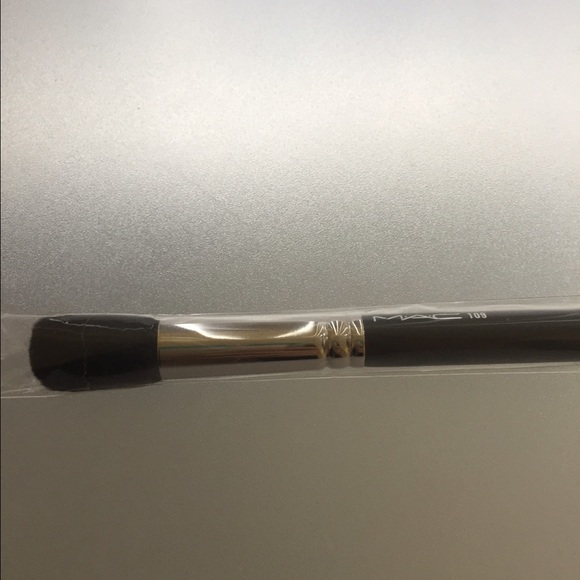 MAC 109 Small Contour Brush **BRAND NEW** - Picture 1 of 3