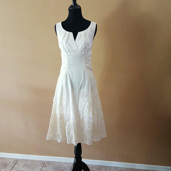 Stunning Adriana Papell off white dress