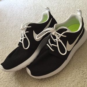 Nike Women's Black and White Roshes