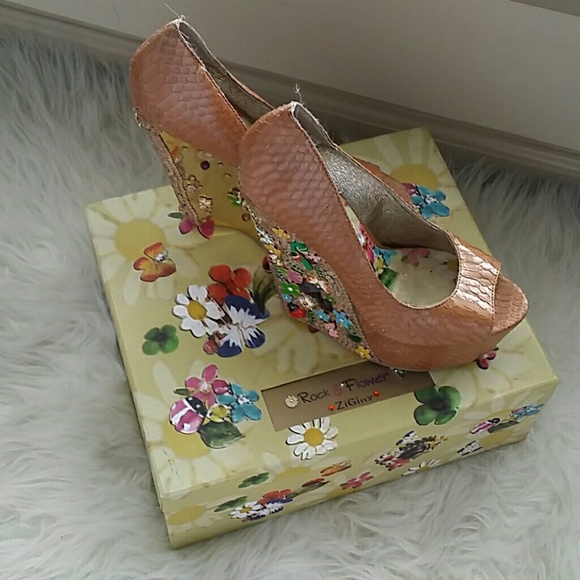 Zigi NY Rocking Flower Wedges
