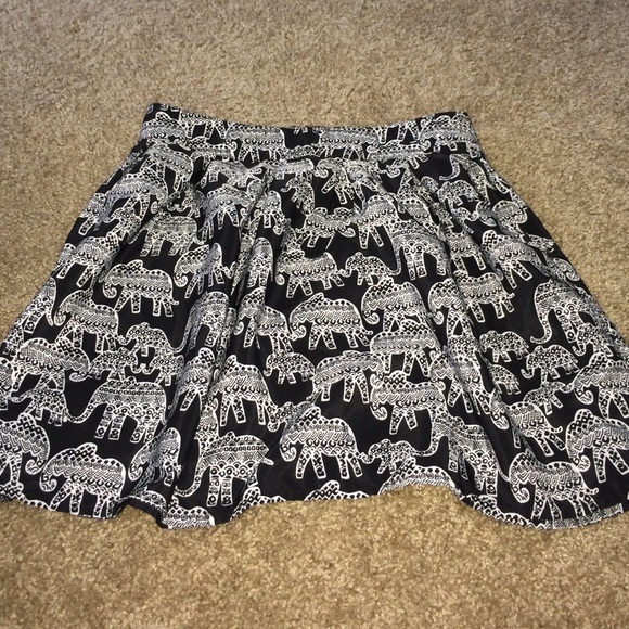Black Aeropostale elephant chain skirt