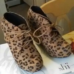 Leopard print wedge shoe