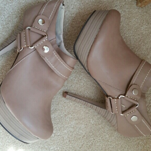 Nude Colored Shoe Booties Heels SZ 9