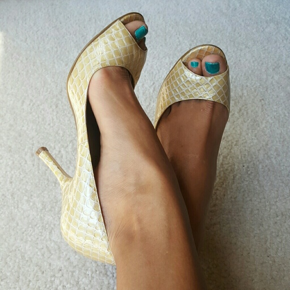 Enzo Angiolini peep toe heels
