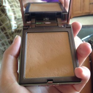 Naked finishing powder/bronzer& contour makeup
