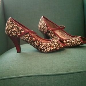 Floral open toe hells. 9.5