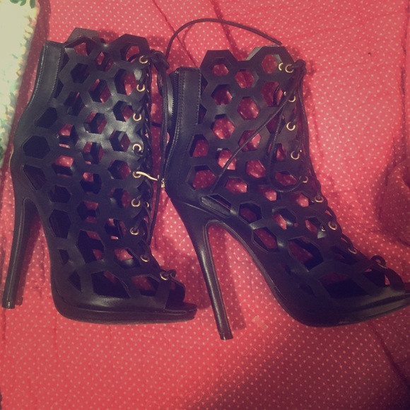 🔥🔥Black caged heels !