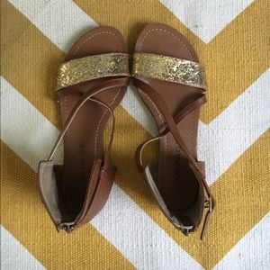 Super cute gold scrappy sandals.