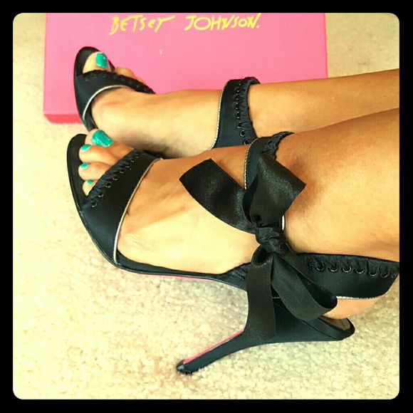 Betsey Johnson side tie heels