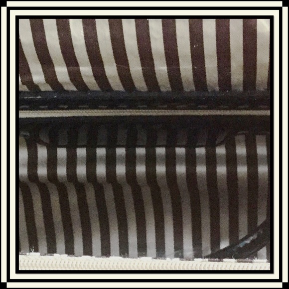 🌺HOST PICK🌺 Designer Patent Striped Clutch - Picture 3 of 4