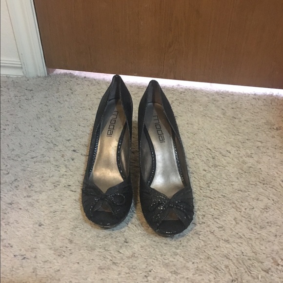 Black bow heels