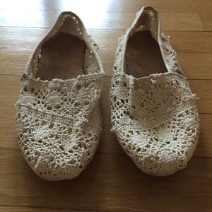 MUST GO! Like New TOMS Cream Lace, Size 7.5