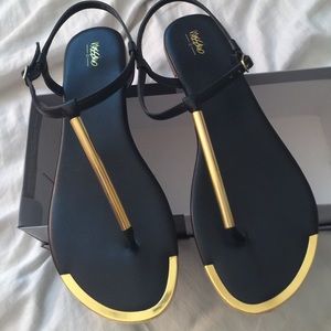 Black and gold Mossimo thing sandal!