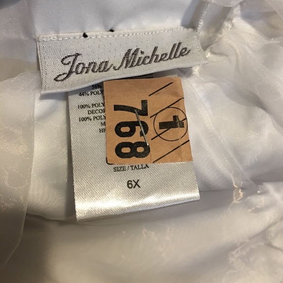 Girls white formal dress 🎉 temporary price drop🎉 - Picture 6 of 8