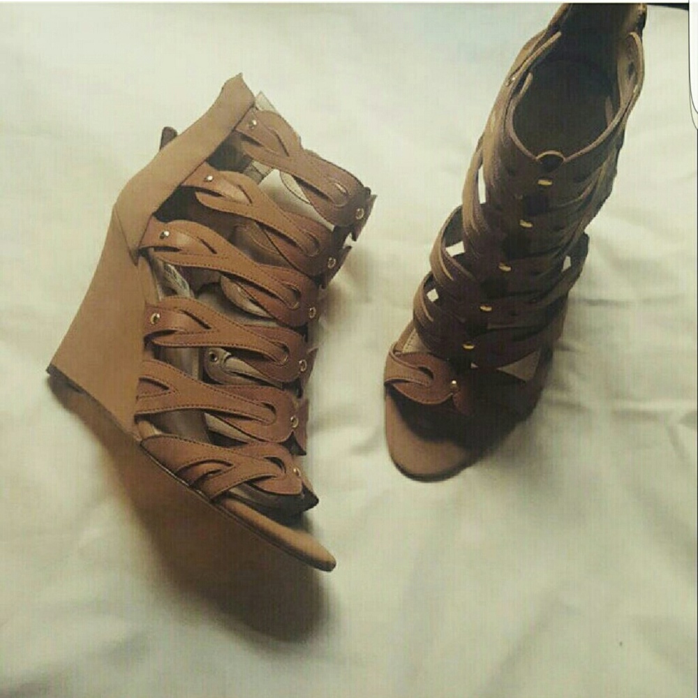 GUESS TAN WEDGES