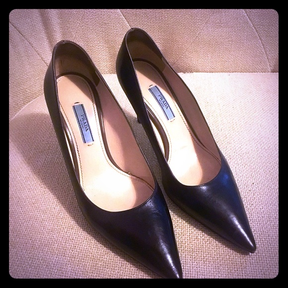 PRADA Saffiano point toe pump, size 38