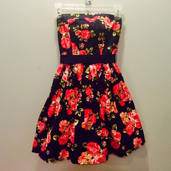 🚨DONATING SOON -FOREVER 21 Strapless Floral Dress