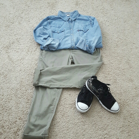 Levi's cropped army green pants