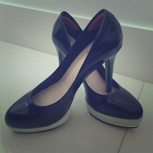 Classic glossy black Vince Camuto pumps