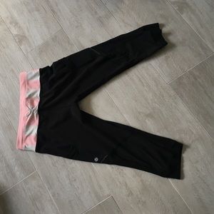 black lulu lemon cropped leggings