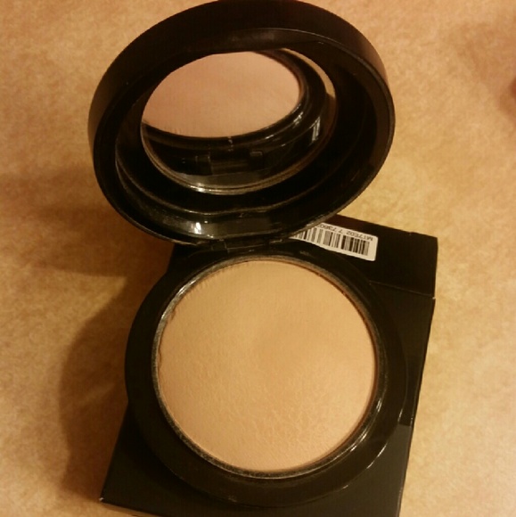 MAC Mineralized Skinfinish  (MEDIUM)