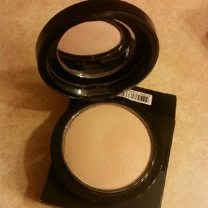 MAC Mineralized Skinfinish  (MEDIUM)