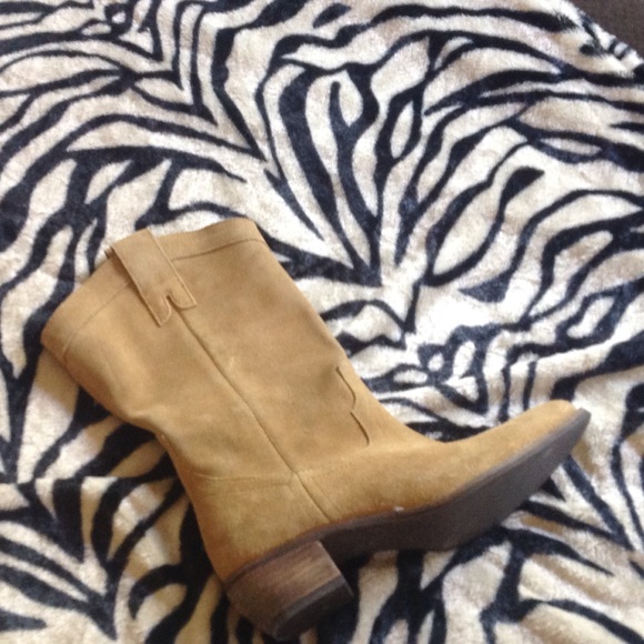 Tan cowboy boot size 8