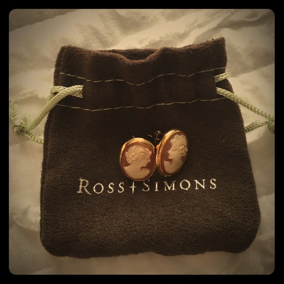 NWOT - 💕 Cameo Earrings 💕